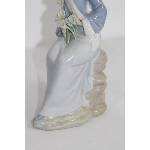 365 - LLADRO GIRL WITH LILY OF THE VALLEY FLOWERS
24CM