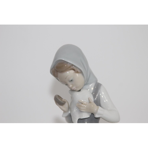 369 - LLADRO GIRL WITH DOVES
23CM