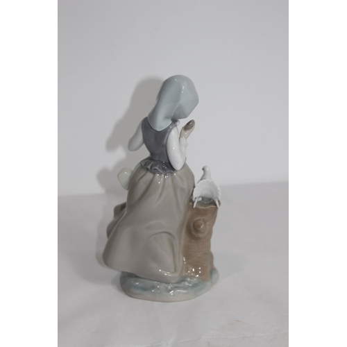 369 - LLADRO GIRL WITH DOVES
23CM