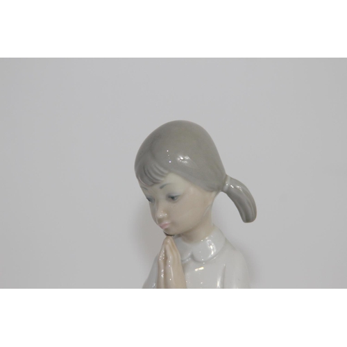 370 - LLADRO GIRL AND BOY PRAYING 
23CM