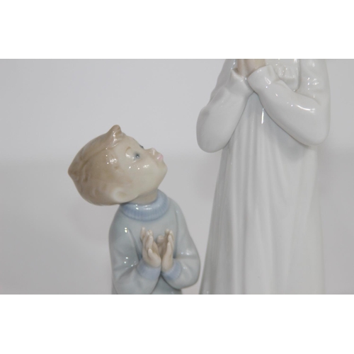 370 - LLADRO GIRL AND BOY PRAYING 
23CM