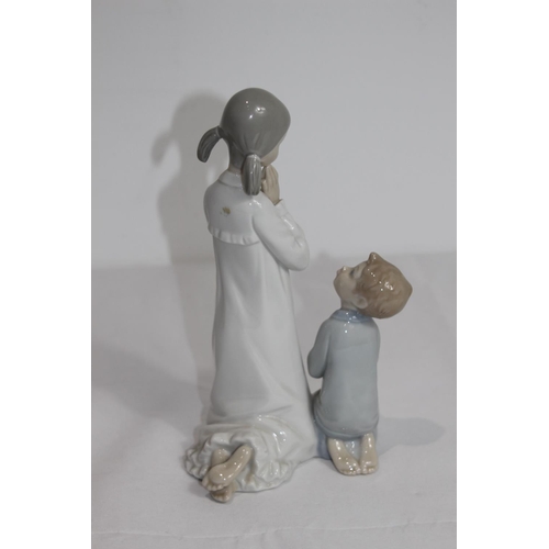 370 - LLADRO GIRL AND BOY PRAYING 
23CM