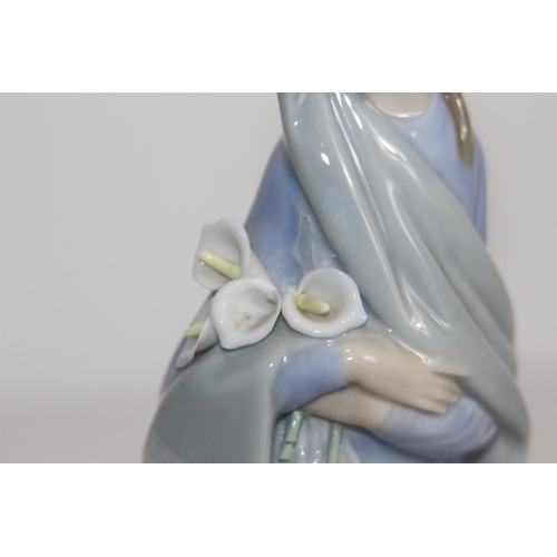 371 - LLADRO GIRL CROSSED ARMS WITH LILY OF THE VALLEY FLOWERS - ONE FLOWER IS DAMAGED 
23.5CM