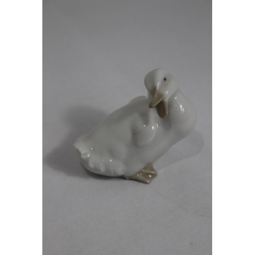 374 - 4 X NAO DUCK FIGURES 
12CM