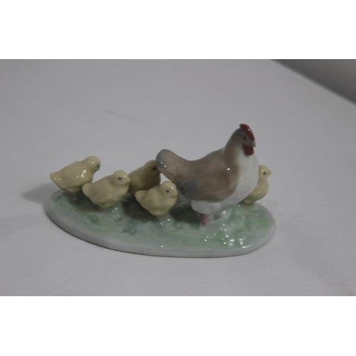 375 - NAO SWAN AND CHICKEN FIGURES 
20CM