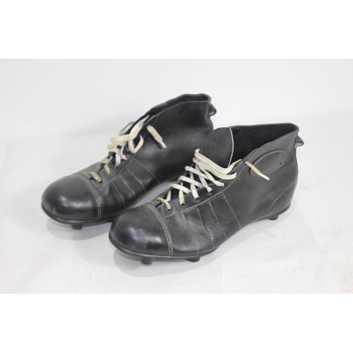 481 - RETRO FOOTBALL BOOTS SIZE 10