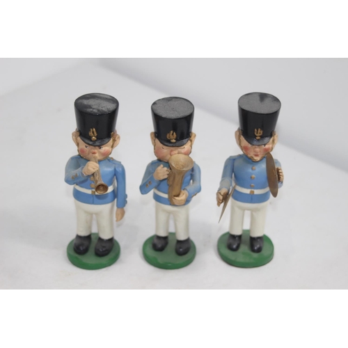 495 - QUANTITY OF VINTAGE WOODEN MUSICIAN SOLDIERS 
18CM