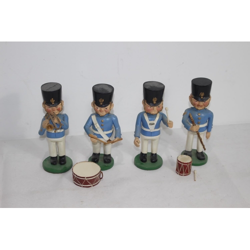 495 - QUANTITY OF VINTAGE WOODEN MUSICIAN SOLDIERS 
18CM