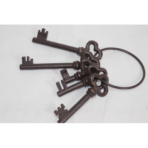 507 - SET OF REPRODUCTION KEYS 
15CM