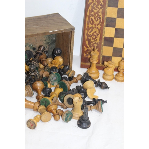 516 - CHESSMEN AND BOARD