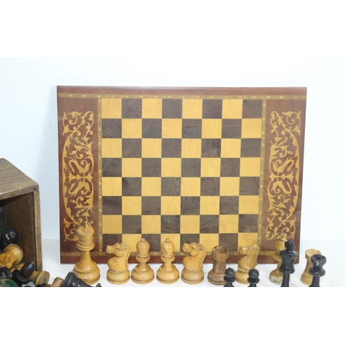 516 - CHESSMEN AND BOARD