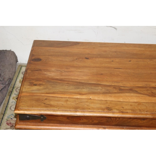 65 - MANGO WOOD COFFEE TABLE
134 X 75 X 42CM