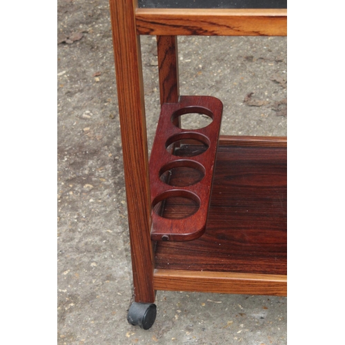 69 - RETRO ROSEWOOD DRINKS TROLLEY
80 X 50 X 72CM