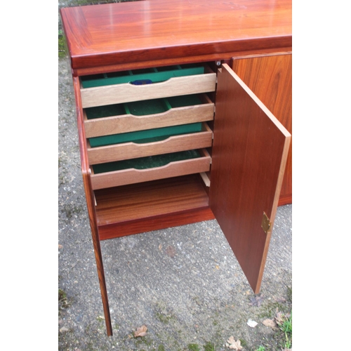 70 - RETRO ROSEWOOD SKOVBY SIDEBOARD
153 X 48 X 83CM