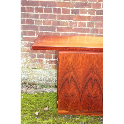 71 - RETRO ROSEWOOD SKOVBY SIDEBOARD
153 X 48 X 83CM