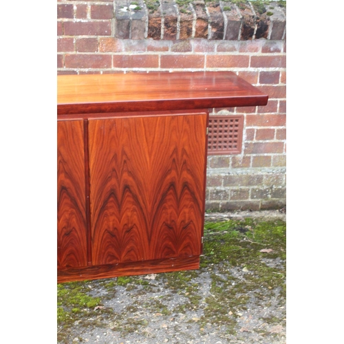 71 - RETRO ROSEWOOD SKOVBY SIDEBOARD
153 X 48 X 83CM