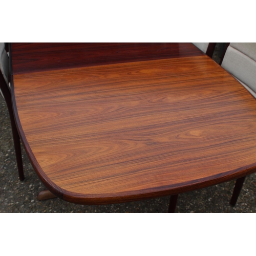 72 - RETRO ROSEWOOD TABLE AND 10 TROEDS CHAIRS 
265 X 10 X 73CM AND 165 SHUT