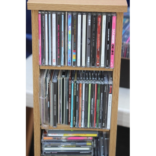 656 - LARGE QUANTITY OF CDS