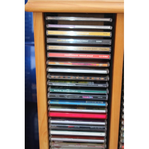 656 - LARGE QUANTITY OF CDS