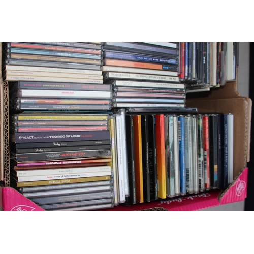 656 - LARGE QUANTITY OF CDS