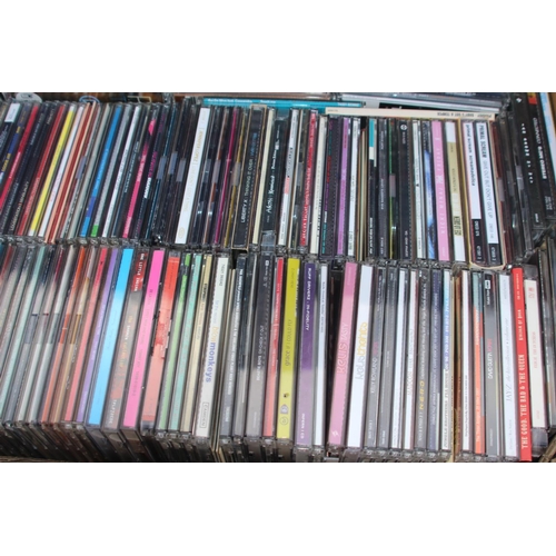 656 - LARGE QUANTITY OF CDS