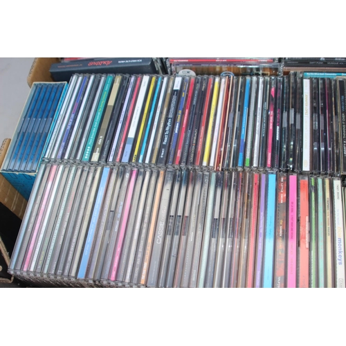 656 - LARGE QUANTITY OF CDS