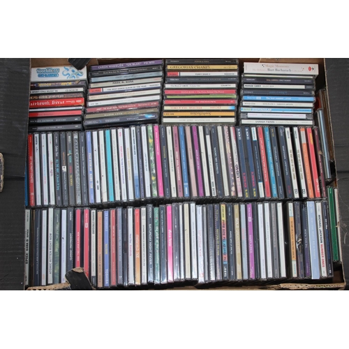 657 - LARGE QUANTITY OF CDS