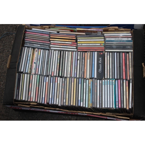 657 - LARGE QUANTITY OF CDS