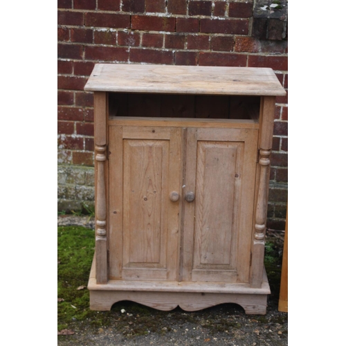 82 - PINE CUPBOARD AND CORNER CUPBOARD
71 X 43 X 92CM