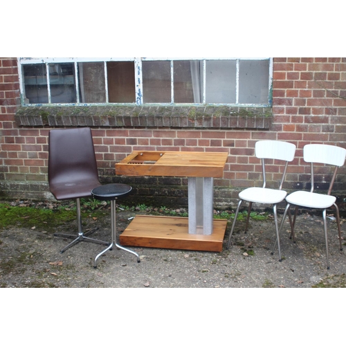 83 - QUANTITY OF RETRO FURNITURE 
82 X 48 X 70CM (GLASS MISSING)