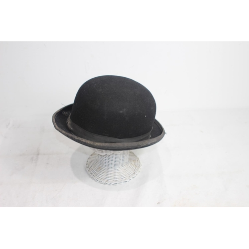 547 - VINTAGE LOCK AND CO BOWLER HAT
INSIDE MEASURES 20 X 16CM