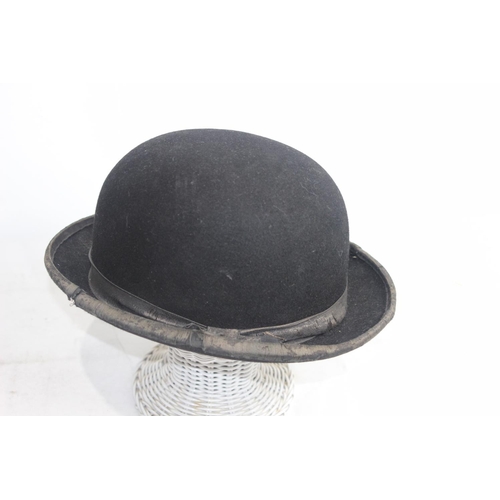 547 - VINTAGE LOCK AND CO BOWLER HAT
INSIDE MEASURES 20 X 16CM