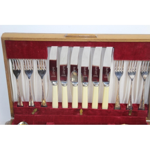 551 - VINTAGE CUTLERY SET