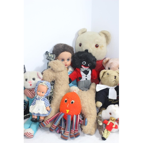 558 - BOX OF VINTAGE SOFT TOYS