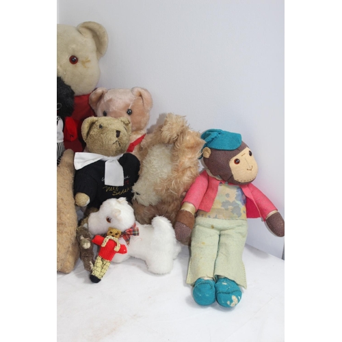 558 - BOX OF VINTAGE SOFT TOYS