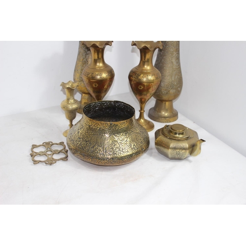 559 - QUANTITY OF BRASSWARE 
47CM