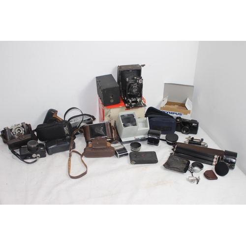 563 - BOX OF CAMERAS INCLUDING VINTAGE ETC