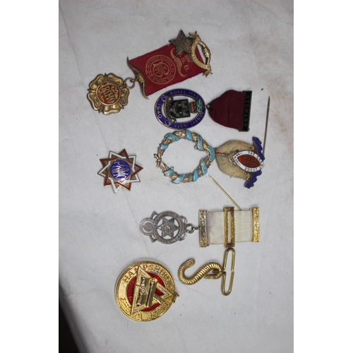 583 - QUANTITY OF MASONIC REGALIA INCLUDING SILVER MEDALS