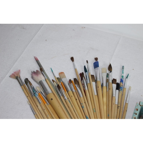 629 - QUANTITY OF ARTIST BRUSHES AND PAINTS