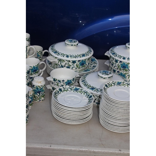 448 - VERY LARGE QUANTITY OF MIDWINTER DINNER SERVICE