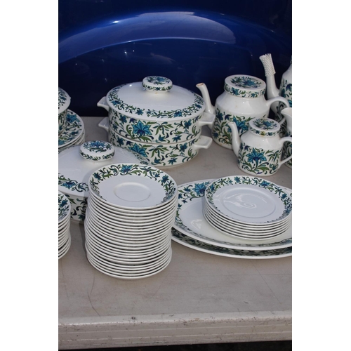 448 - VERY LARGE QUANTITY OF MIDWINTER DINNER SERVICE