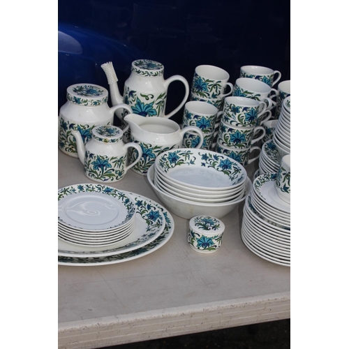 448 - VERY LARGE QUANTITY OF MIDWINTER DINNER SERVICE