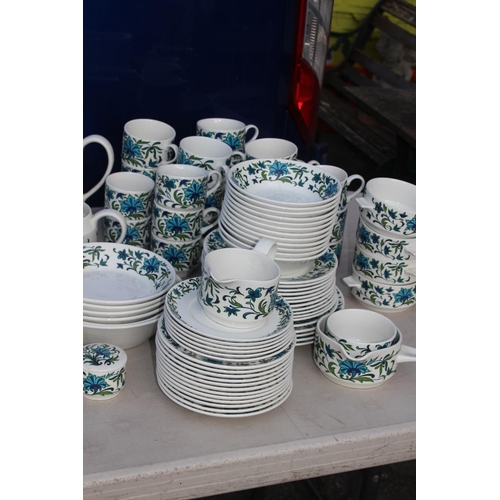 448 - VERY LARGE QUANTITY OF MIDWINTER DINNER SERVICE