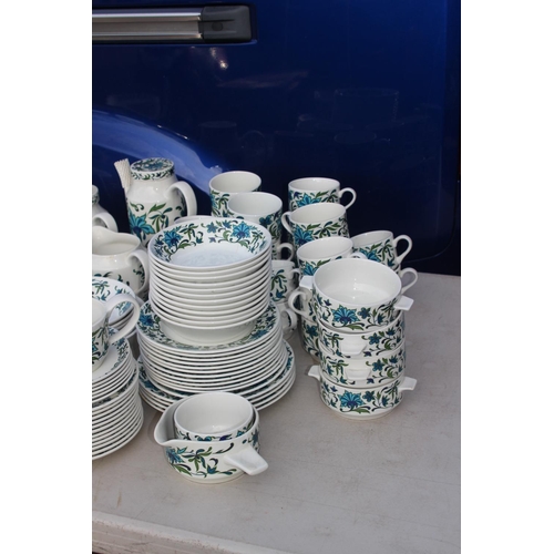 448 - VERY LARGE QUANTITY OF MIDWINTER DINNER SERVICE