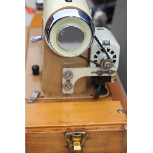 672 - RETRO FISTER AND ROSSMAN SEWING MACHINE