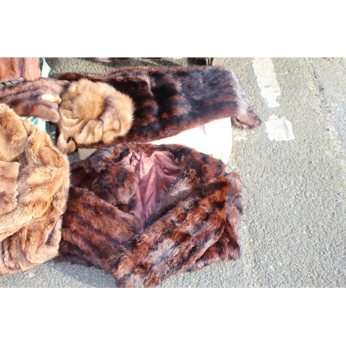 472 - QUANTITY OF VINTAGE FUR COATS AND JACKETS