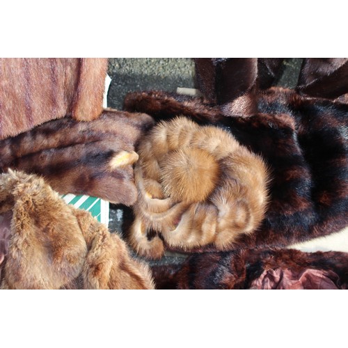 472 - QUANTITY OF VINTAGE FUR COATS AND JACKETS