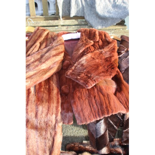 472 - QUANTITY OF VINTAGE FUR COATS AND JACKETS