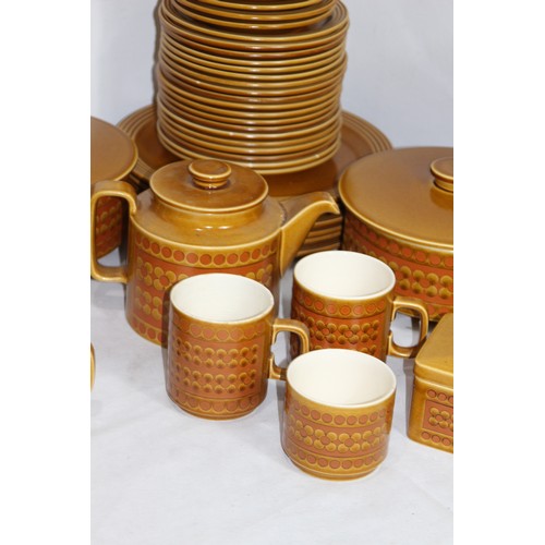 466 - QUANTITY OF HORNSEA CHINA DINNER SERVICE