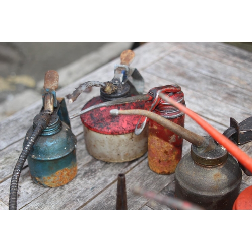 600 - QUANTITY OF VINTAGE OIL CANS